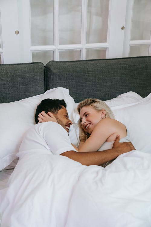 有关一对, 人, 侧卧的免费素材图片