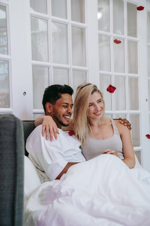 有关一对, 人, 坐的免费素材图片