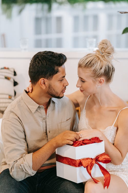 有关一对, 人, 坐的免费素材图片