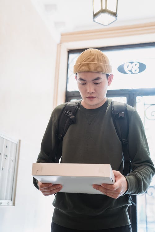 一个拿着盒子的男人 · 免费素材图片