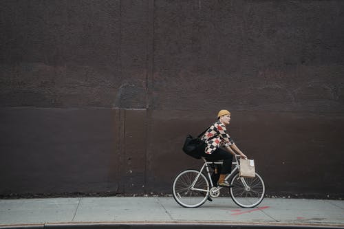 骑自行车的快递员 · 免费素材图片