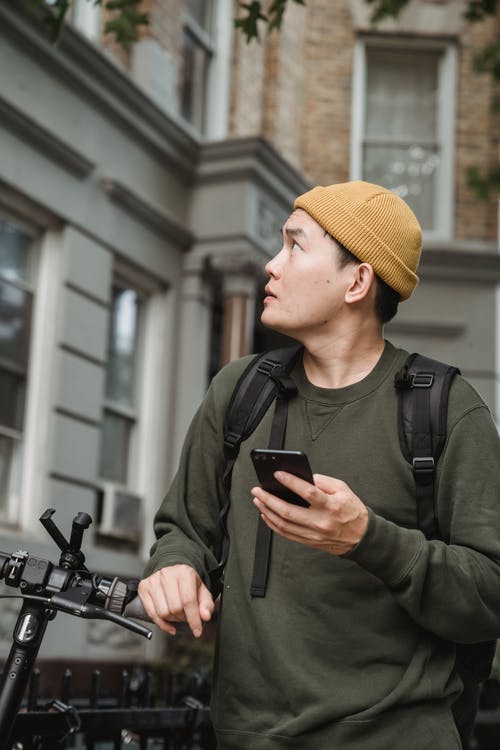 有关（顶部有小羊毛球的）羊毛帽子, 专注于前景, 人的免费素材图片
