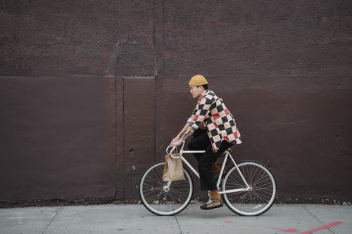 一个人在人行道上骑自行车 · 免费素材图片