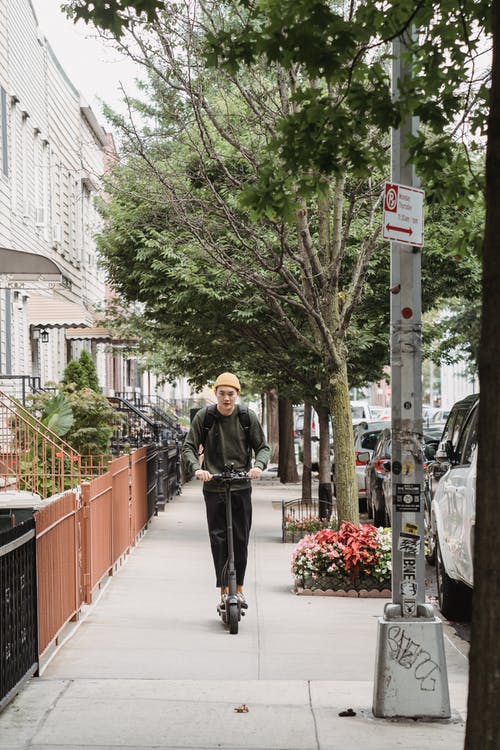 有关（顶部有小羊毛球的）羊毛帽子, 人, 人行道的免费素材图片