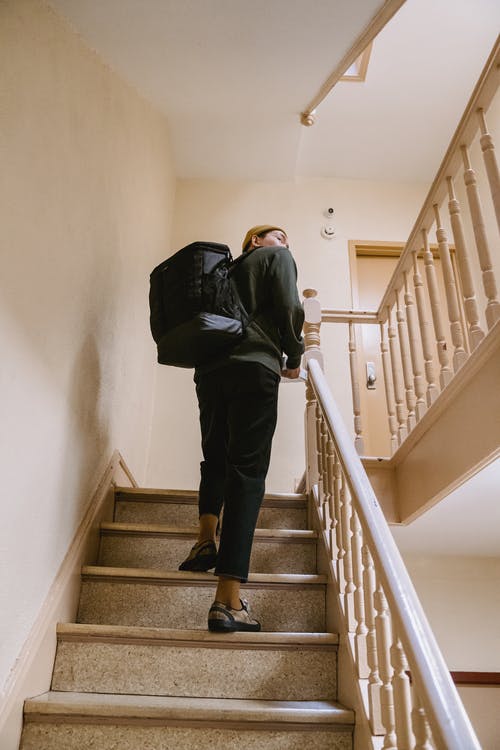 上楼梯的快递员 · 免费素材图片