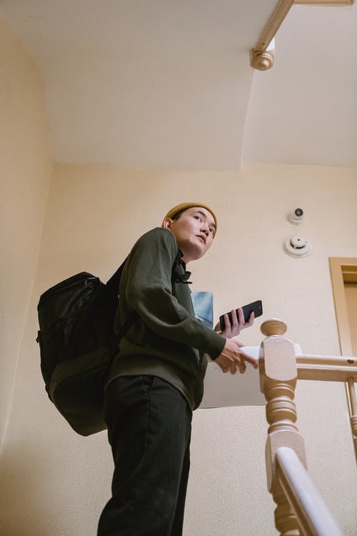 有关（顶部有小羊毛球的）羊毛帽子, 人, 低角度视图的免费素材图片