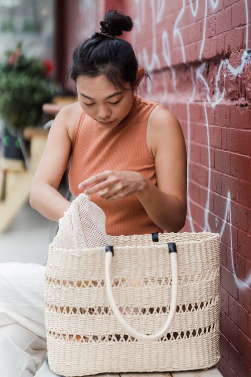 有关坐, 垂直拍摄, 女人的免费素材图片