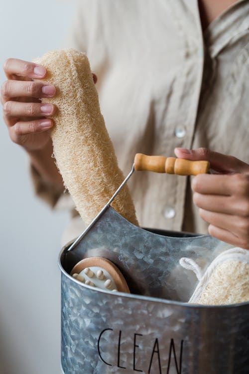 一个人拿着一系列洗漱用品的特写镜头 · 免费素材图片