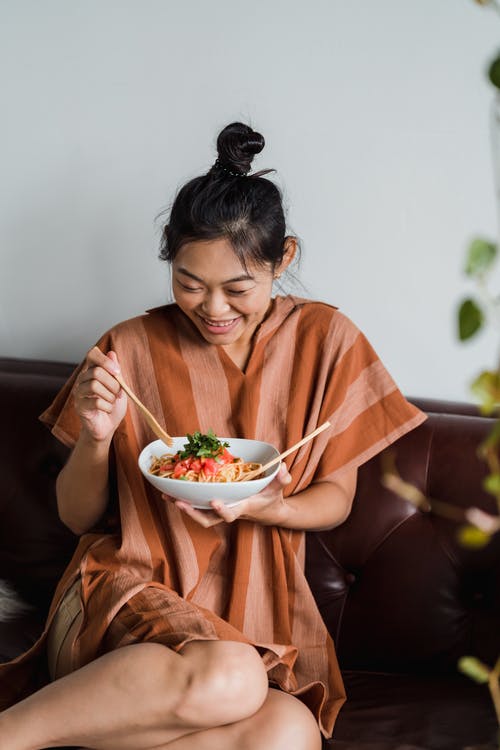 有关吃, 垂直拍摄, 女人的免费素材图片