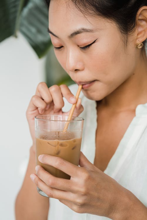 喝冰咖啡的女人 · 免费素材图片