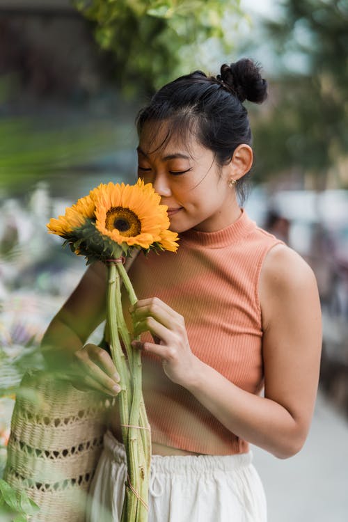 闻香向日葵的女人 · 免费素材图片