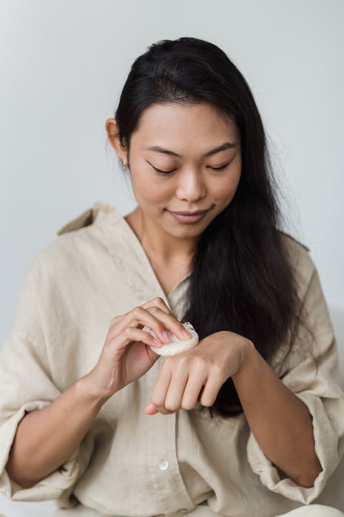 女人做她的皮肤护理程序 · 免费素材图片