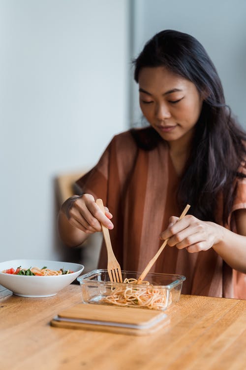 一个女人吃她的饭 · 免费素材图片