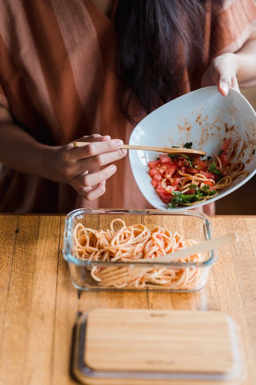 一个人准备食物的特写照片 · 免费素材图片