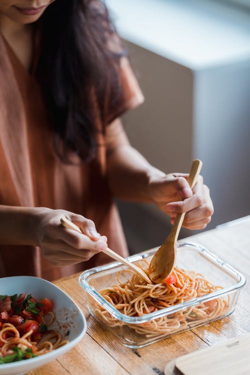 一个女人吃她的饭 · 免费素材图片