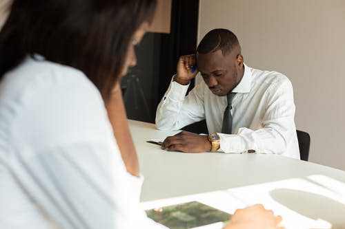 看文件的沉思人 · 免费素材图片