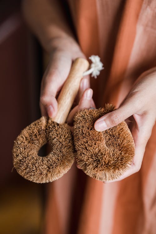 一个人拿着棕色身体刷的特写照片 · 免费素材图片