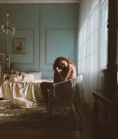 有关侧面点亮, 伤心, 头靠腿的免费素材图片