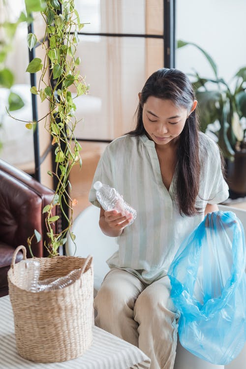 一个女人隔离可回收物 · 免费素材图片