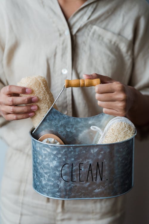 一个人拿着一系列洗漱用品的特写镜头 · 免费素材图片