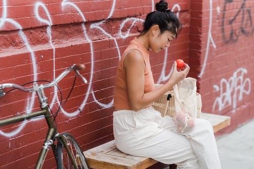 一个拿着绳袋的女人 · 免费素材图片