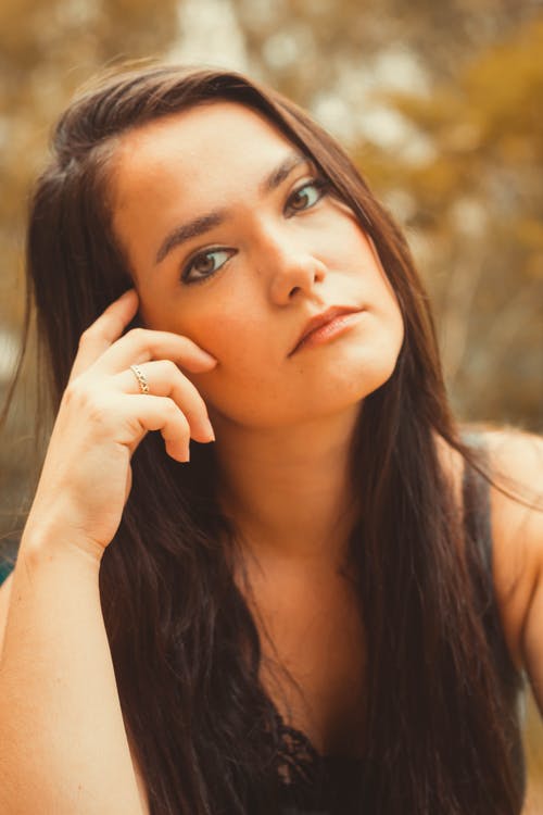 有关垂直拍摄, 女人, 手放在脸上的免费素材图片