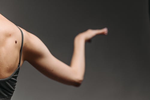 有关举起手臂, 人的手, 人的手臂的免费素材图片