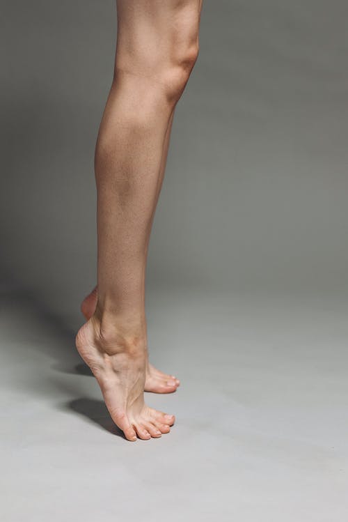 一个人踮起脚尖 · 免费素材图片