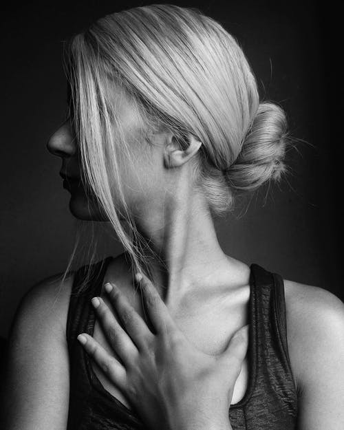 有关发髻, 單色, 垂直拍摄的免费素材图片