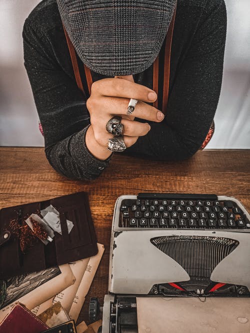 有关人, 倚, 垂直拍摄的免费素材图片