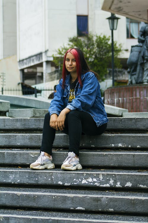 有关坐, 垂直拍摄, 女人的免费素材图片