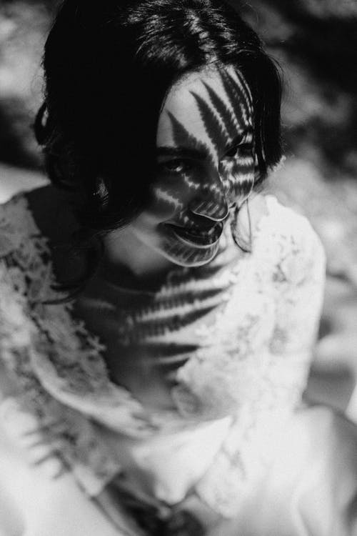 有关單色, 垂直拍摄, 女人的免费素材图片