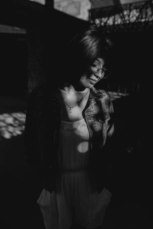 有关單色, 垂直拍摄, 夾克的免费素材图片