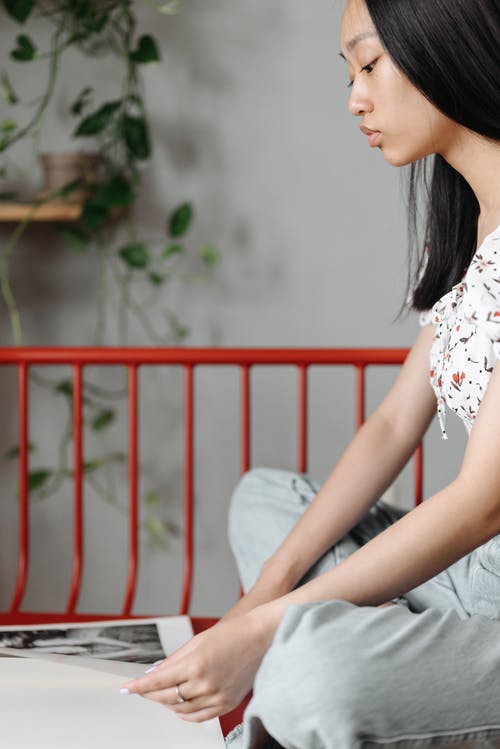 有关侧面图, 坐, 垂直拍摄的免费素材图片