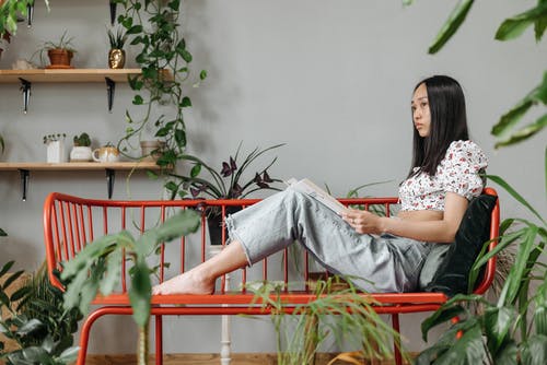 有关专注于背景, 休闲服装, 坐的免费素材图片