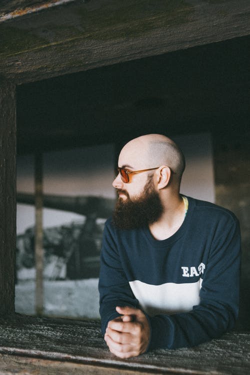 有关人, 倚, 冷色调的免费素材图片