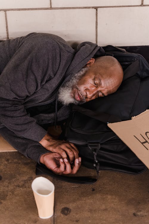 一个无家可归的人躺在地板上 · 免费素材图片