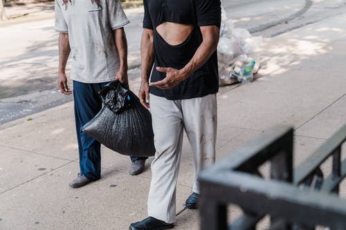 有关乞丐, 垃圾袋, 城市的免费素材图片