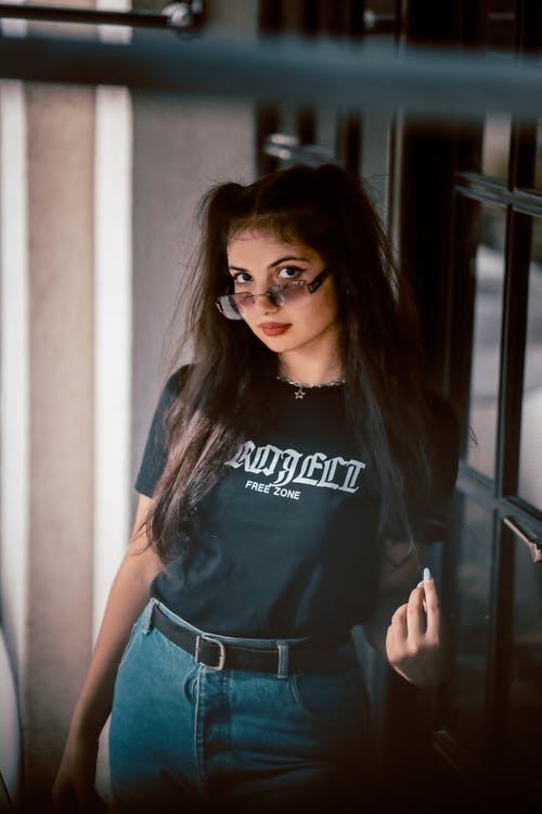 有关休闲服装, 墨镜, 女人的免费素材图片