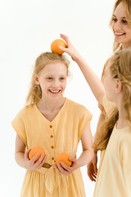 有关垂直拍摄, 女人, 女儿的免费素材图片