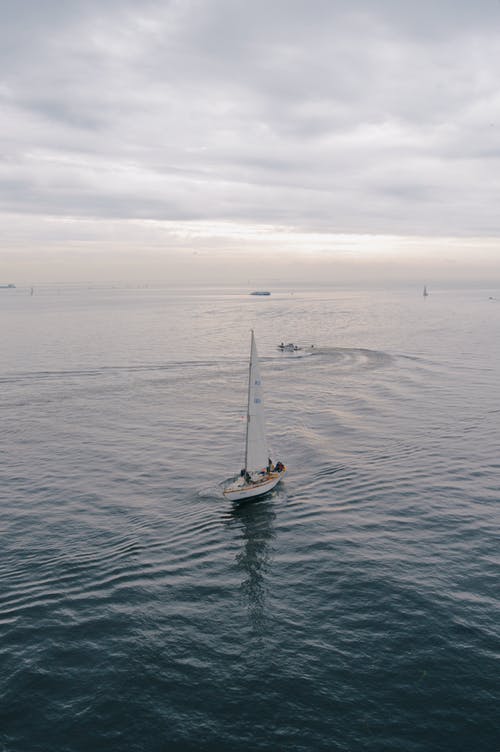 阴沉的天空下航行的帆船 · 免费素材图片