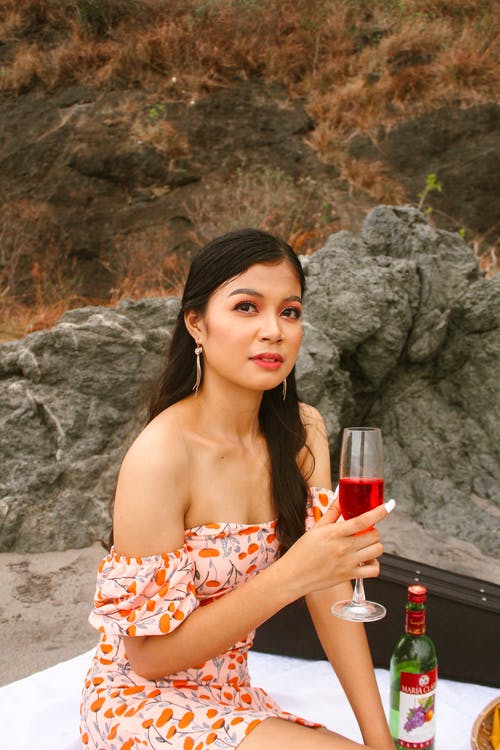 有关咖啡色頭髮的女人, 坐, 大石头的免费素材图片