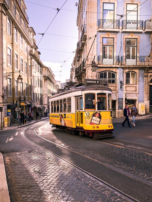 有关人行道, 公共交通工具, 建筑的免费素材图片