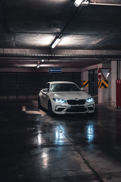 有关停车位, 公园, 四门轿车的免费素材图片