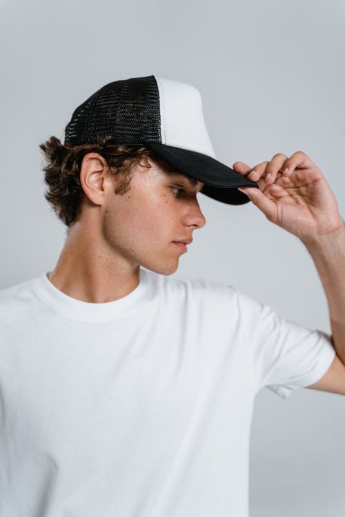 有关t恤, 人头, 人的手的免费素材图片