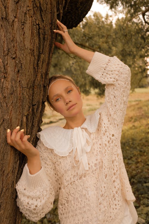 有关举起手臂, 化妆品, 天的免费素材图片