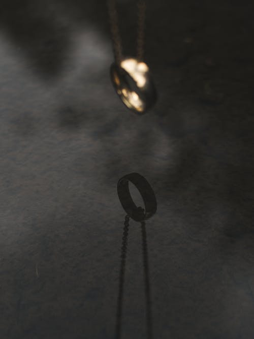 有关反射, 垂直拍摄, 戒指的免费素材图片