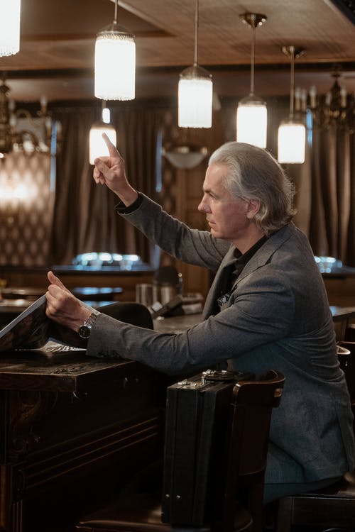 有关举起手臂, 人, 坐的免费素材图片