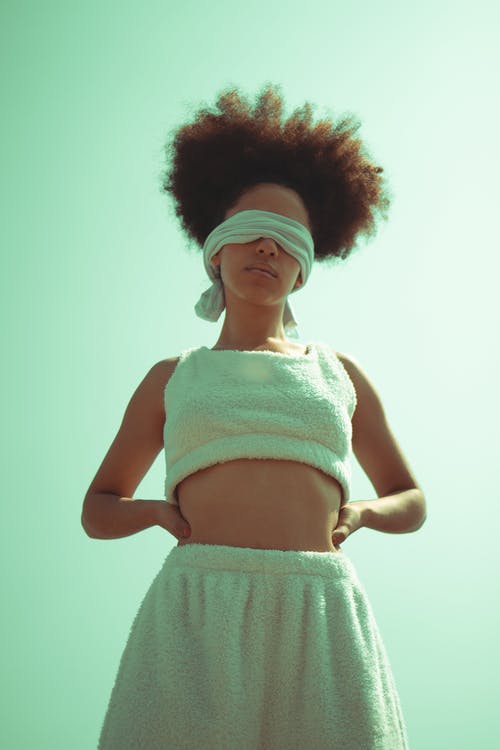 有关垂直拍摄, 手放在腰上, 拍照片的免费素材图片