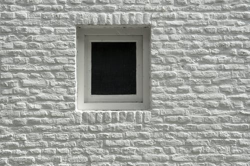 有关白色墙壁, 砖块, 窗的免费素材图片